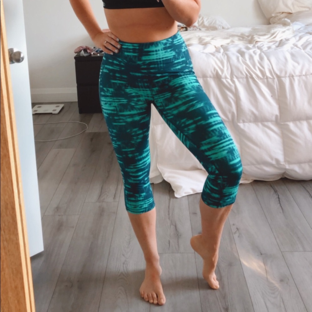 Medium High Rise Reebok Paint Crops - Picture 4 of 14